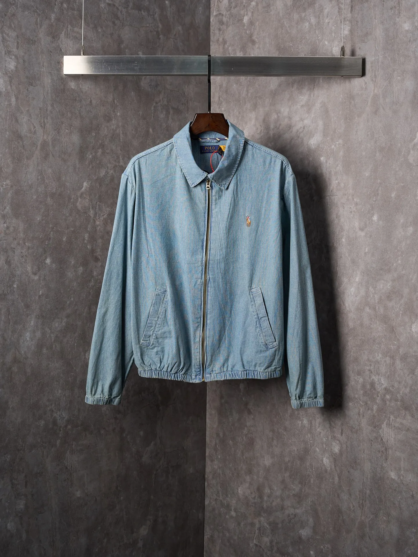 P480 Actual auction] Ralph Lauren/Ralph Lauren colorful pony logo embroidered denim lapel jacket [Ready stock] S M L XL custom-dyed cloud-like plain cotton denim soft and silky, comfortable and close to the skin, matte indigo, a denim poem dyed with time. The exquisite colorful pony logo on the left chest jumps into indigo, fully recognizable, with an atmosphere of freedom and vitality, pure and smart color symphony, neatly folded collar The details that caught the attention at a glance Reconstructed the classics with neat styles Even walking with a designed sense of calmness Using imported machine embroidery technology Using advanced computer control systems and precision mechanical components to achieve colorful pony embroidery operations with high precision and smooth and delicate lines Template machine bag opening The preset template guides the position, shape and size of the bag opening The accuracy ensures the quality of the bag opening effect The hem is made in one go using a three-needle waist-drawing machine Utilizing the machine's special needle position and feeding mechanism The elastic band and the fabric are sewn together in the same process. The three-needle design is stronger and can evenly distribute pressure to ensure that the elastic band and the fabric are closely adhered. The washing and frying process is used. The special desizing agent is preferred. Then the fabric is soaked in it and evenly sized. After desizing, it is finally rinsed. The workmanship is extremely complex. The loss is high and the fit is suitable.